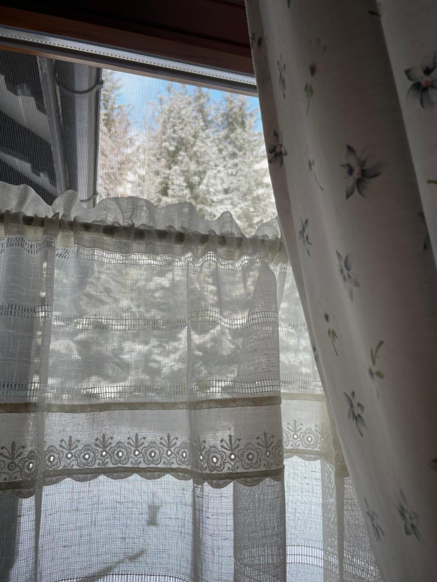 Relaxation In Guta Гута Покращене Шале Luaran gambar
